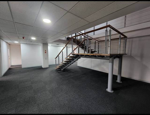 1,036M² OFFICE TO LET IN PINELANDS